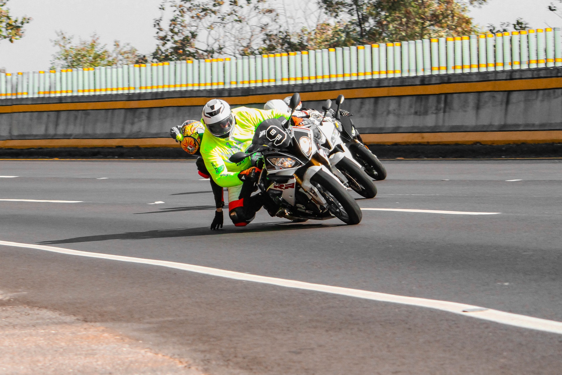 Como se comportar na garupa de uma moto