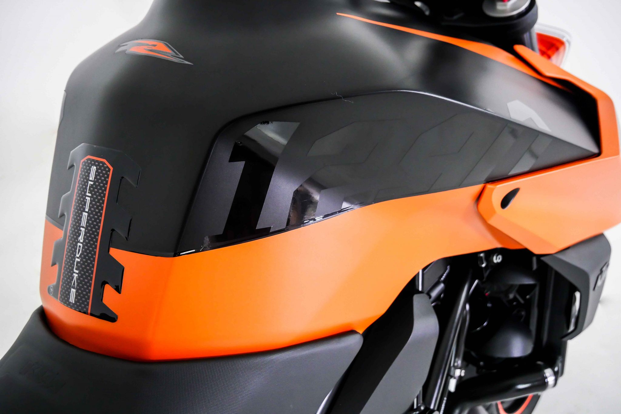 KTM Super Duke 1290 R tanque
